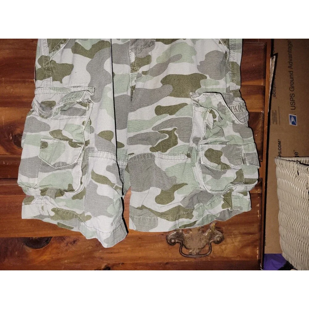 Boys size 5 cargo shorts (AH17)